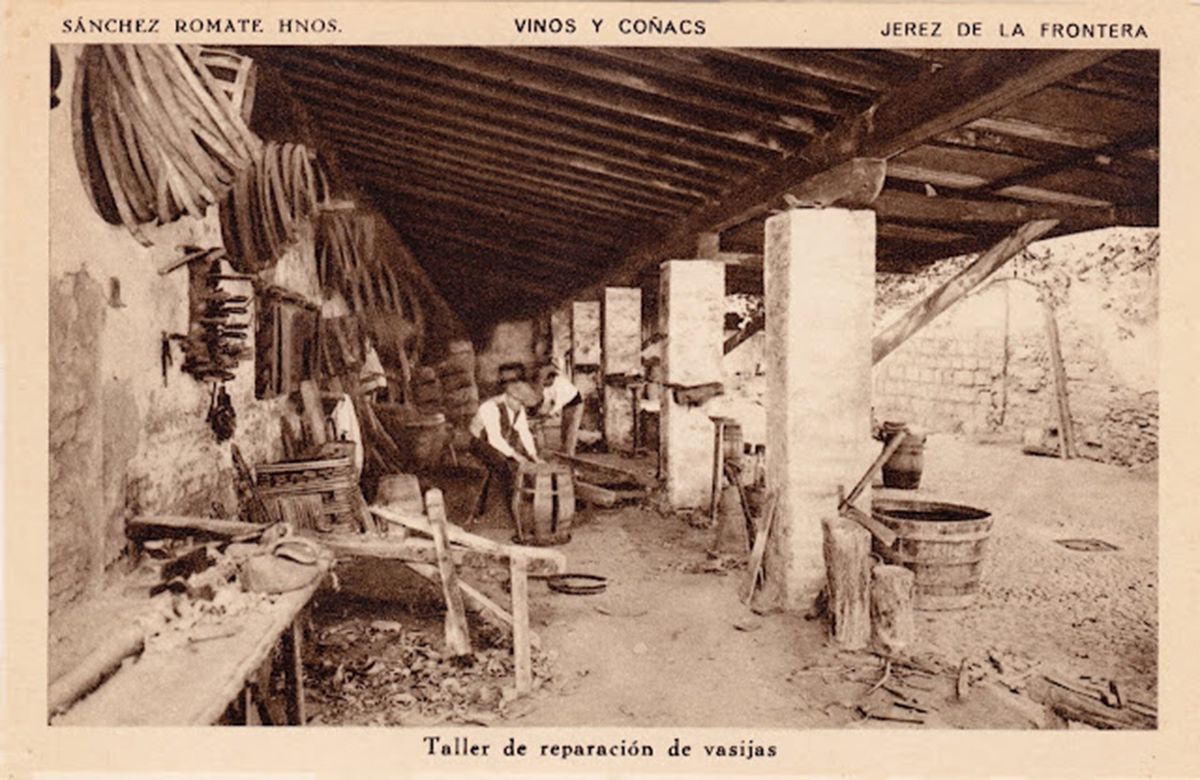 Un taller de reparación de vasijas que refleja la historia de la tonelería de Jerez.