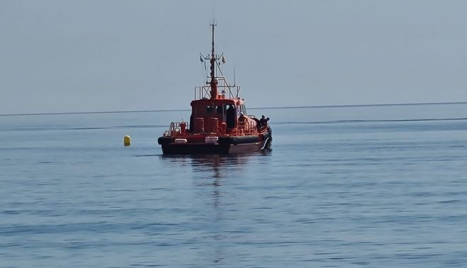 El barco Salvamar Gadir, en las labores de retirada de las redes.