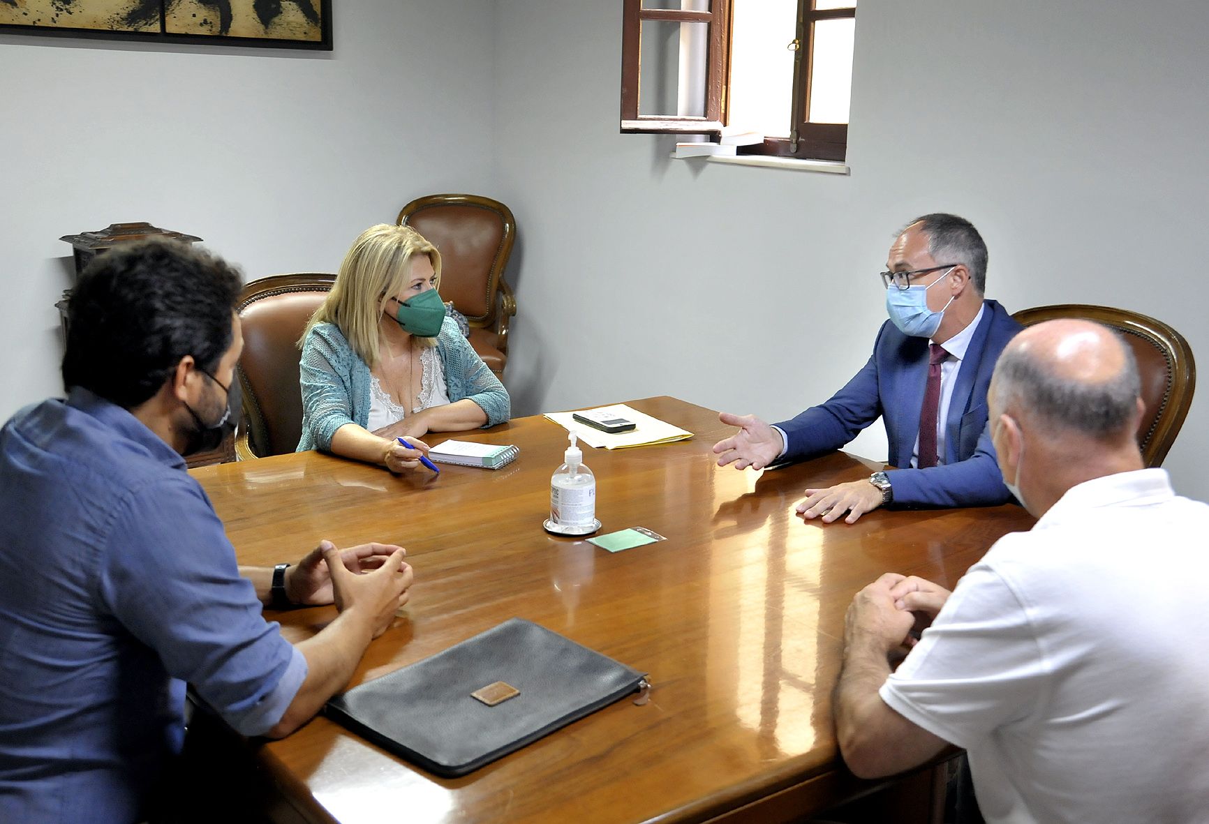 Momento de la reunión entre Mamen Sánchez y Rafael Rondón para estudiar el proyecto para reactivar los oficios bodegueros.