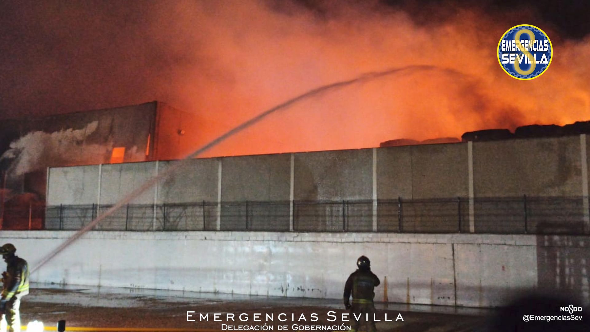 Actuación de los Bomberos de Sevilla en el incendio de Alcalá de Guadaíra.