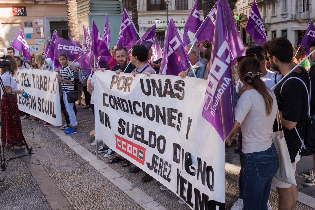 Concentración de los trabajadores de Cines Yelmo Jerez en la plaza del Arenal. FOTO: MANU GARCÍA. 