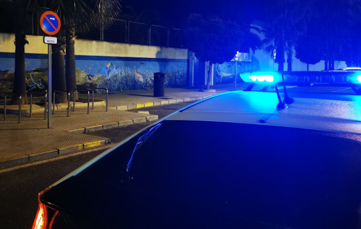 La Policía Local de Cádiz detiene a un hombre que conducía ebrio.