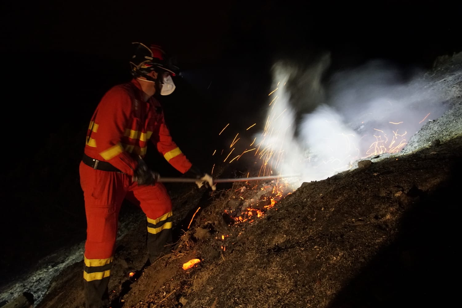 Un bombero trabaja en las labores de extinción del incendio. 