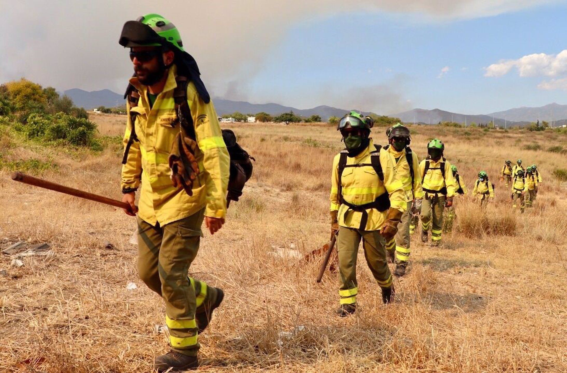 Heridos dos bomberos en Sierra Bermeja, uno permanece en Urgencias en observación
