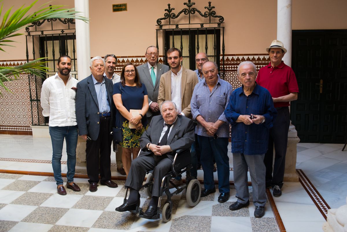 En la imagen, el Delegado Territorial de Cultura en la provincia de Cádiz, Daniel Moreno, acompaña a siete veteranos miembros de la Cátedra.