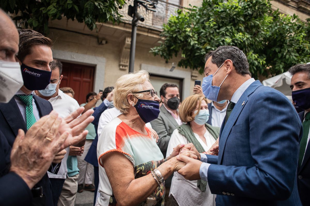 Moreno Bonilla en compañía de Antonio Saldaña y Jaime Espinar, del PP de Jerez, y una militante del partido, en la visita de este lunes.