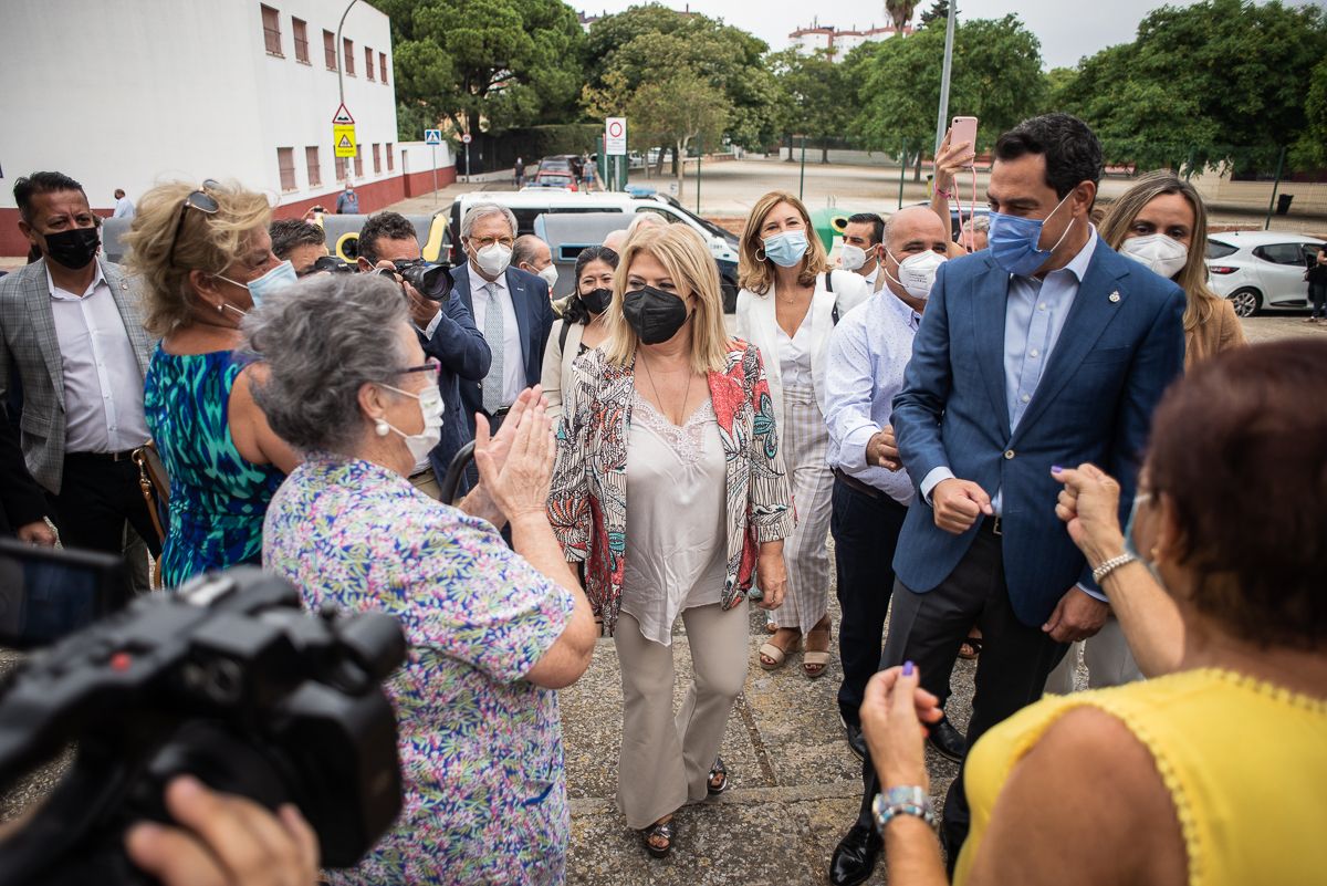 PSOE y PP de Jerez abren el curso político de las municipales. Juanma Moreno junto a Mamen Sánchez, en una visita a La Asunción hace casi un año. En esta barriada se ejecutan trabajos de rehabilitación de VPO.