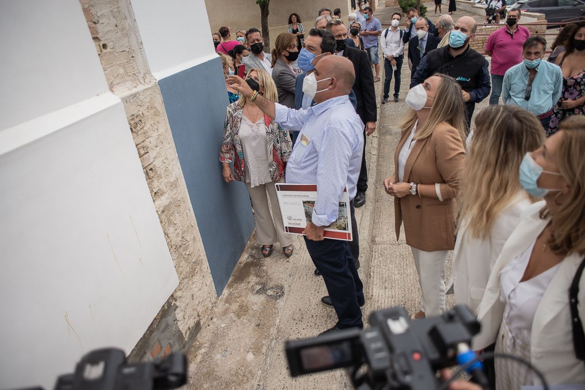 El presidente vecinal de La Asunción muestra la obra de restauración a Moreno Bonilla.   MANU GARCÍA