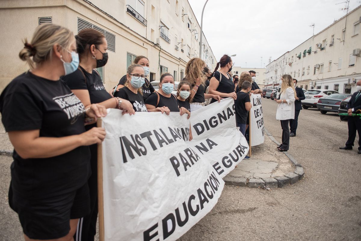 Ana Mestre se desmarca de la comitiva de Moreno para tranquilizar a los padres y madres del CEIP Guadalete de El Torno.   MANU GARCÍA