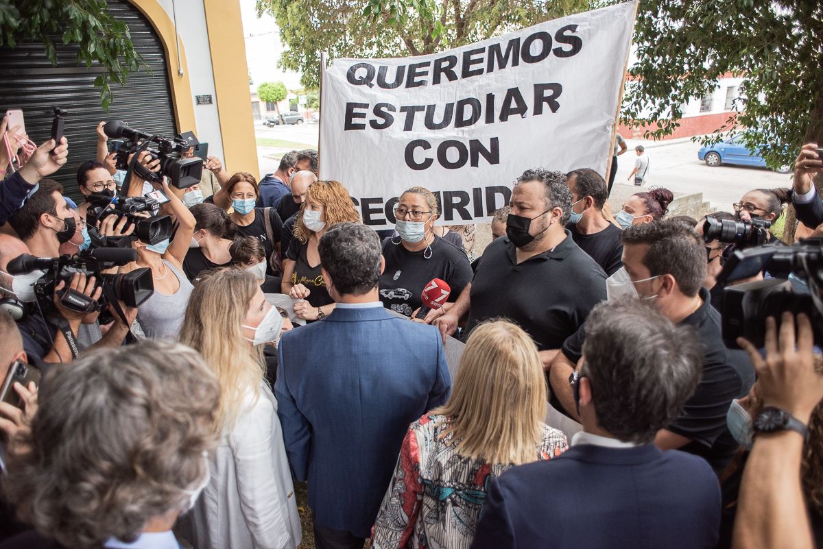 El presidente andaluz acude a hablar con los manifestantes del CEIP Guadalete.   MANU GARCÍA