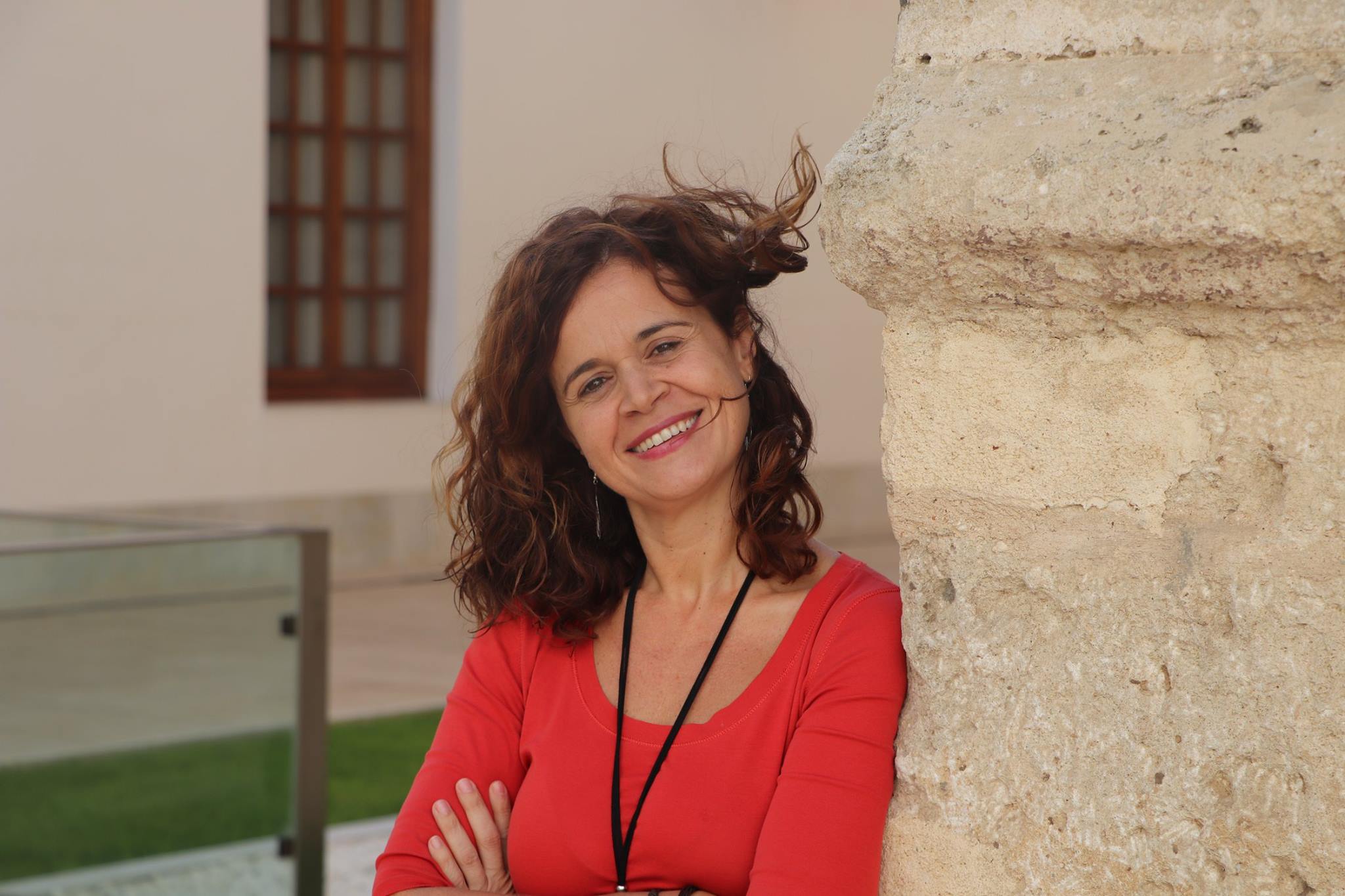 La diputada de Podemos Esperanza Gómez en el patio del Parlamento andaluz. FOTO: R.S. 