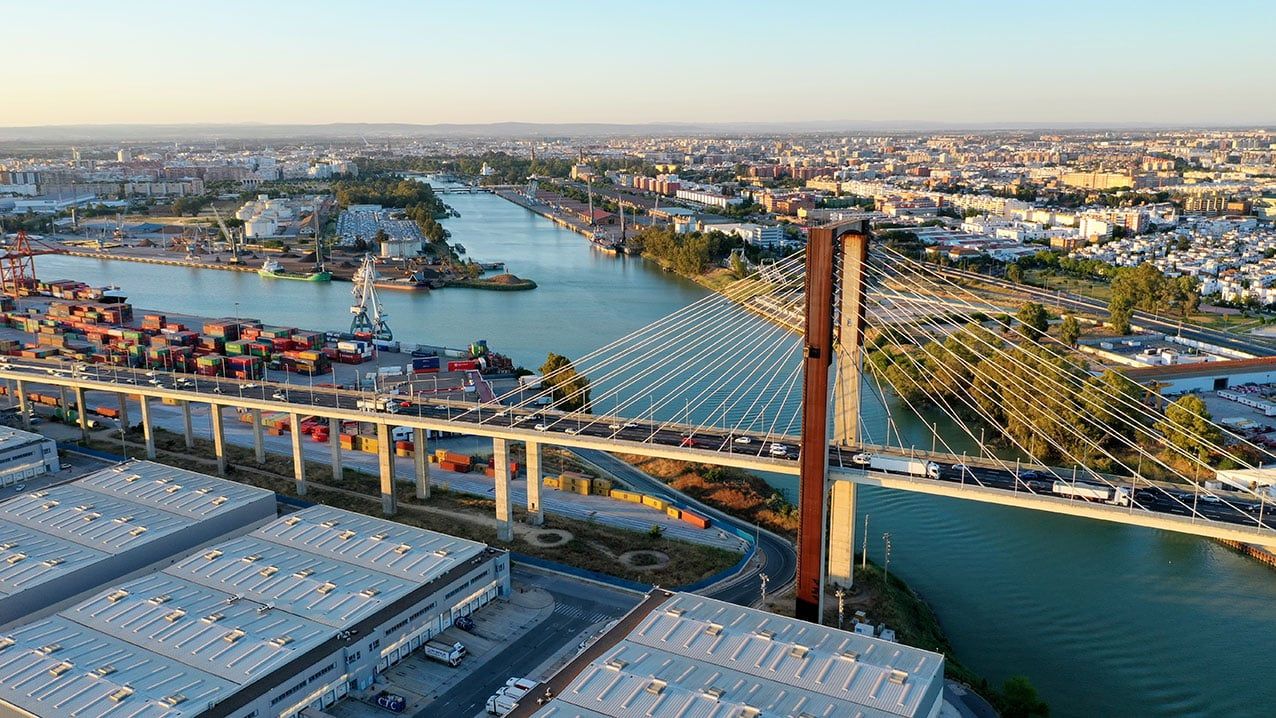 Vista aérea de Sevilla desde el Puente del V Centenario.