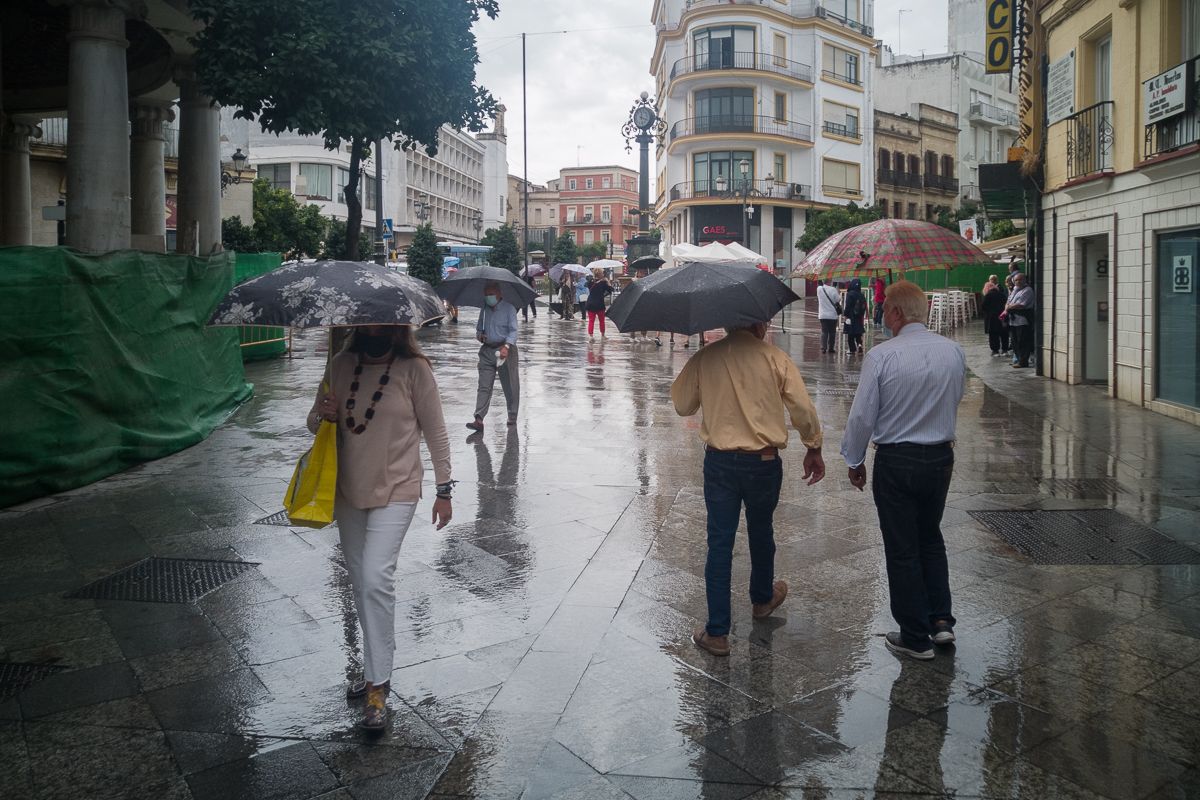 Cambio radical del tiempo en Andalucía. Vuelven las lluvias. En la imagen, viandantes en el centro de Jerez, en días pasados.