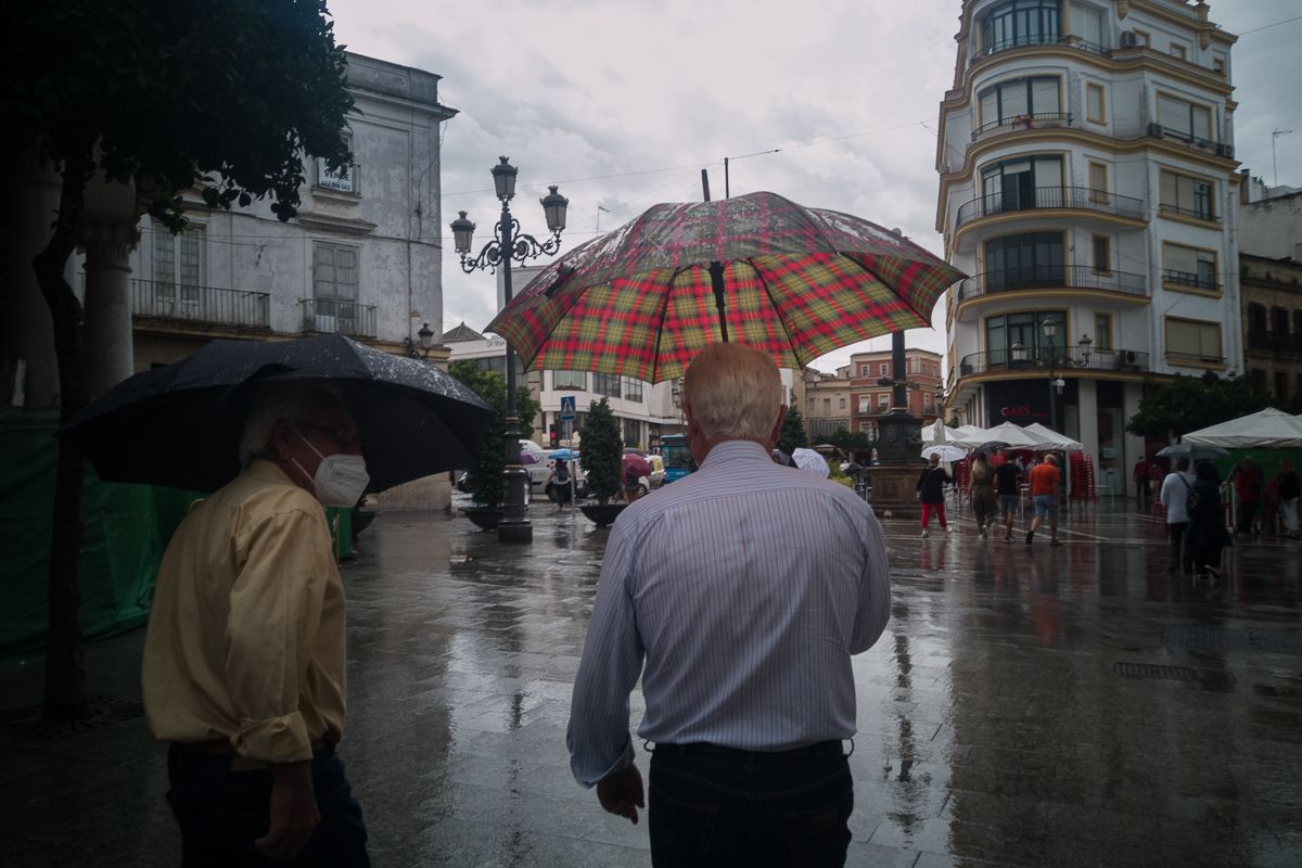 Lluvia en una calle de Jerez.