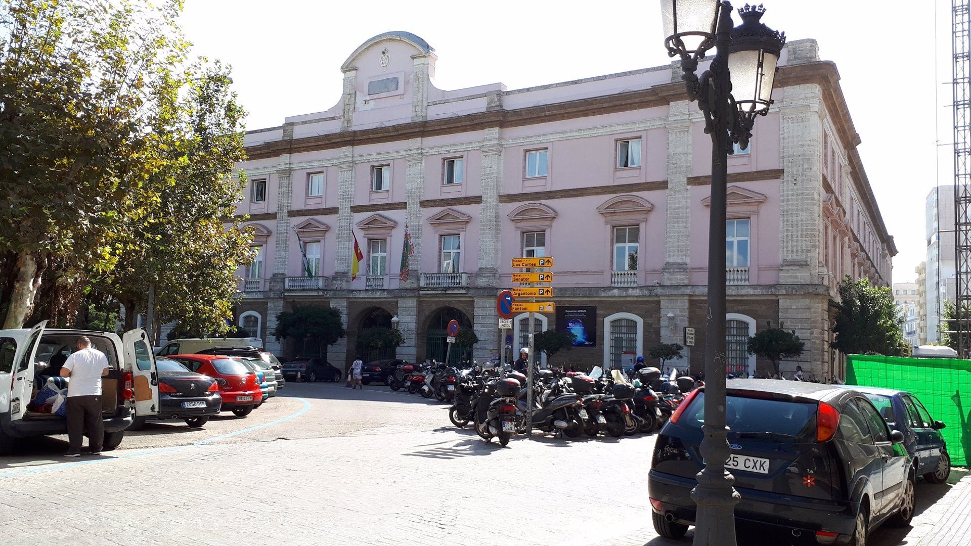 Las obras de peatonalización de la Plaza de España de Cádiz están en marcha.