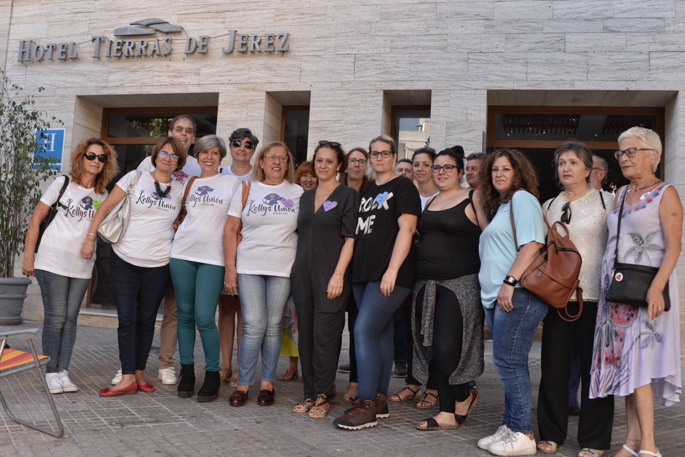 Kellys de toda España apoyando a la jerezana Manuela Vargas, en Jerez. FOTO: MANU GARCÍA. 