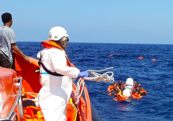 Operarios de Salvamento Marítimo rescatando a personas de un naufragio, imagen de archivo. FOTO: SALVAMENTO MARÍTIMO.