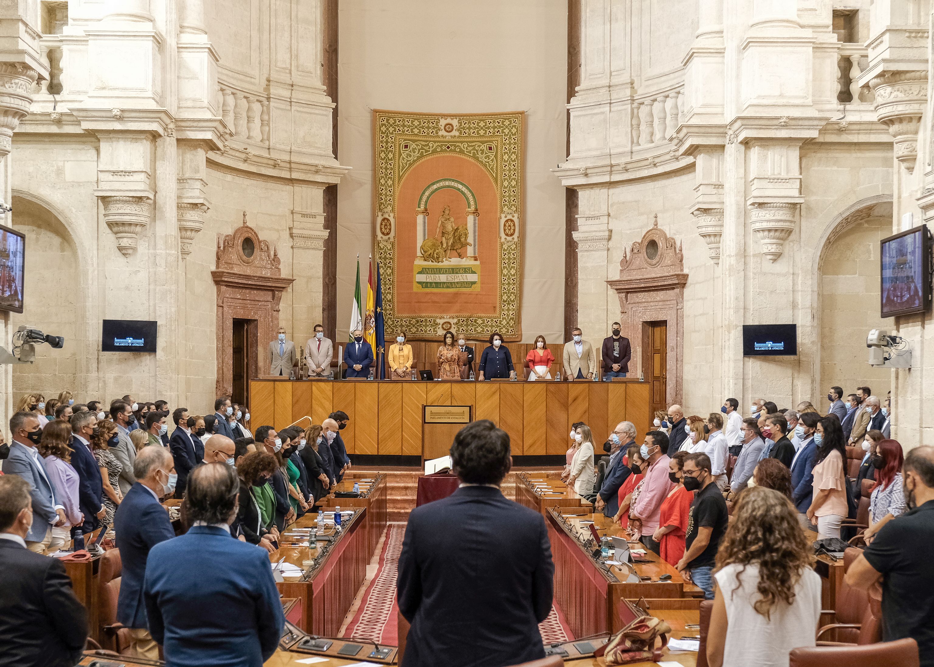 El Pleno del Parlamento de Andalucía guarda un minuto de silencio en homenaje al bombero fallecido recientemente en las labores de extinción del incendio de Sierra Bermeja (Málaga)