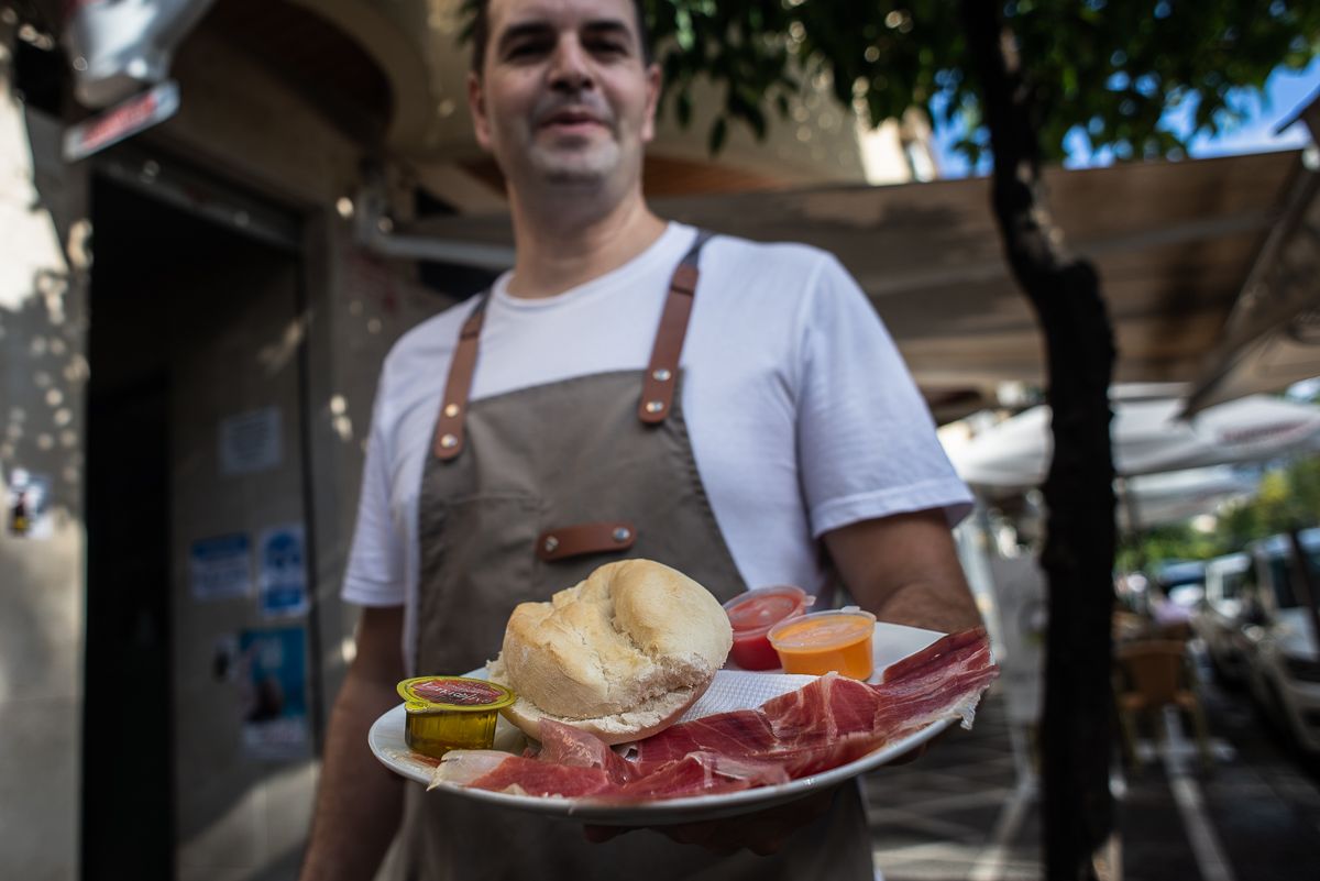 Mario Domínguez con uno de los desayunos de La Notaría Café Bar, en la Alameda Cristina de Jerez