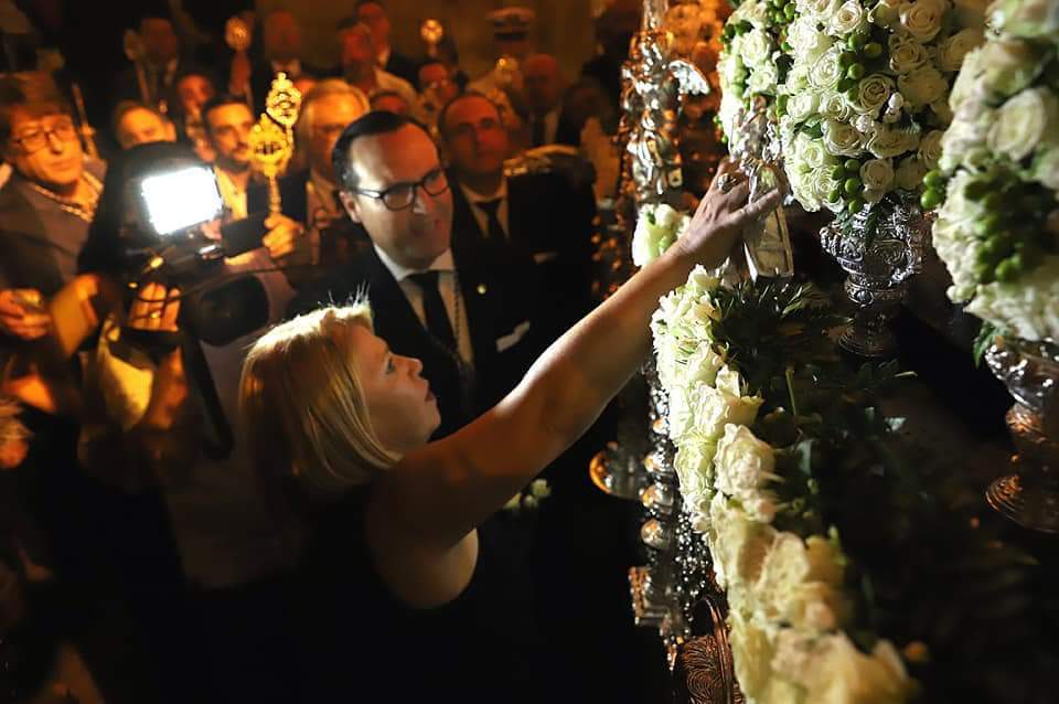 La alcaldesa de Jerez, en plena levantá durante el traslado. FOTO: Plataforma Laicista de Jerez.