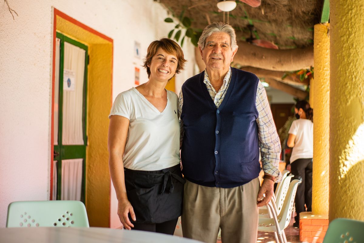 Ramón Gatica con su hija Floren en la terraza.