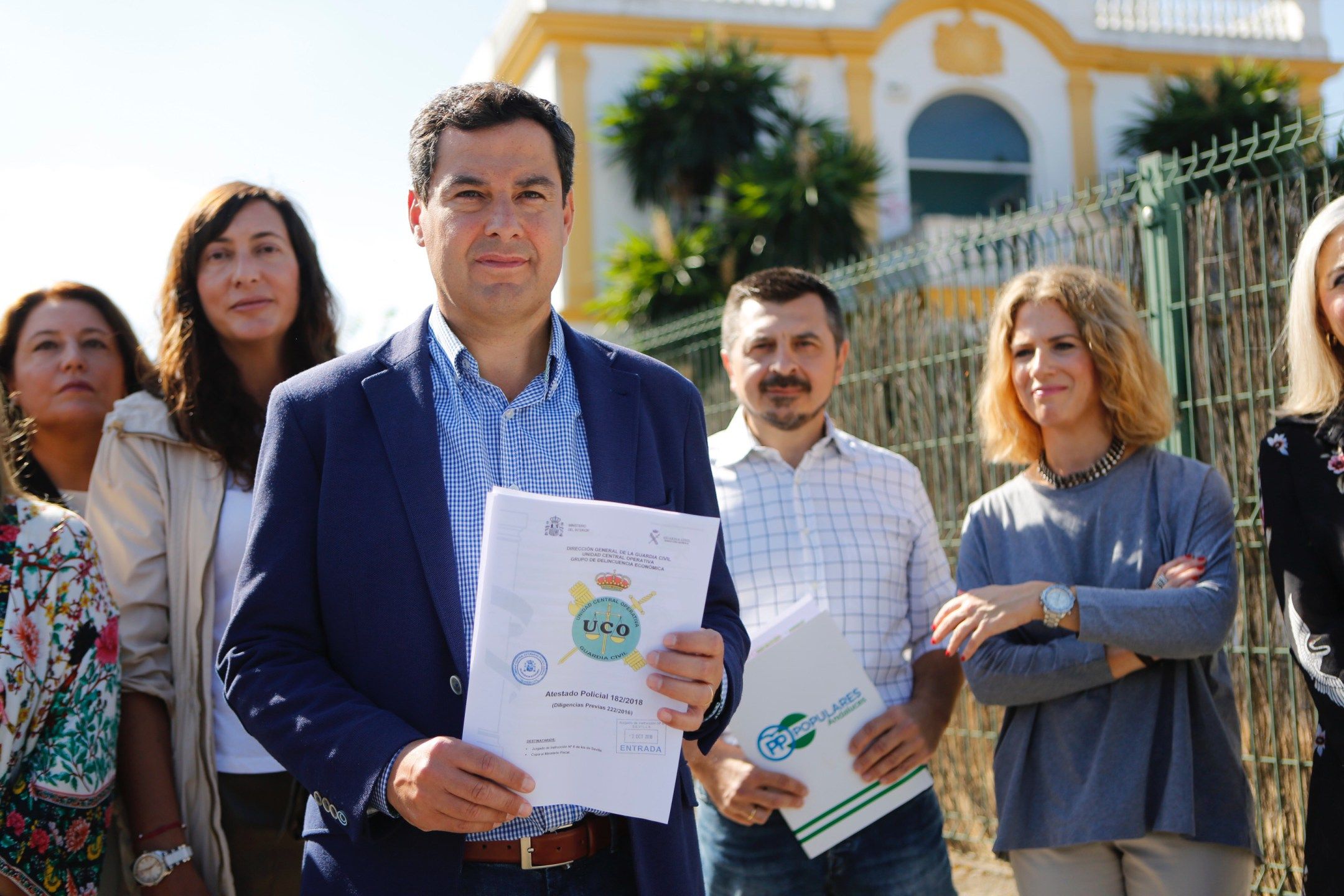 Moreno Bonilla, a las puertas del antiguo prostíbulo Don Angelo, en Sevilla, en la pasada campaña de las autonómicas. FOTO: PP andaluz.