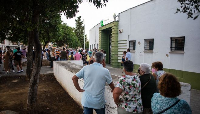 Otra imagen de la concentración a las puertas del Centro de Salud de La Granja.   MANU GARCÍA