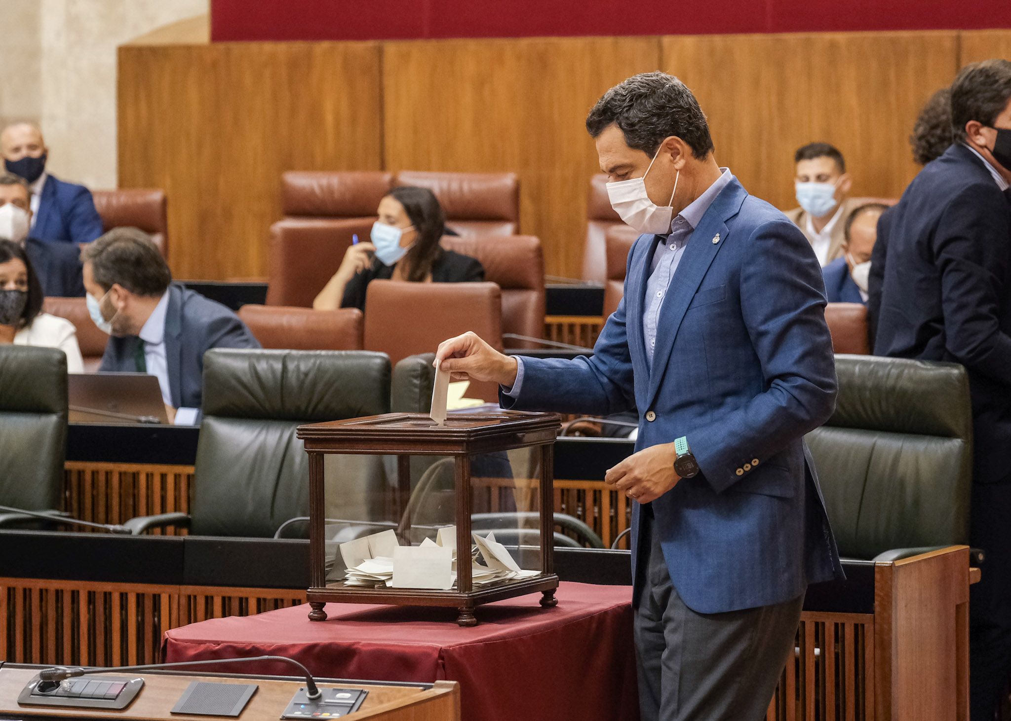Polémicos sobresueldos de los parlamentarios andaluces. Moreno Bonilla, este pasado miércoles, en una votación en el Parlamento andaluz. PARLAMENTO