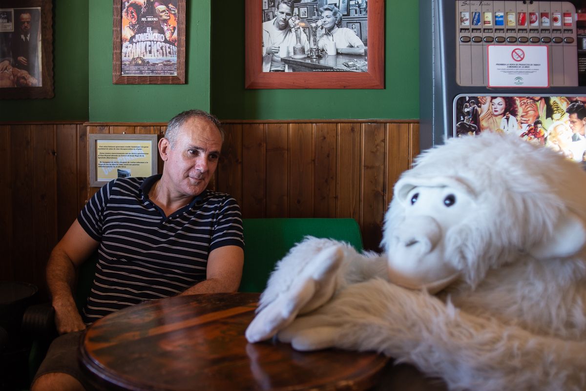 Mikel Ciarreta posa para lavozdelsur.es en el Café Cinema de Puerto Real con la mascota del local, un mono blanco