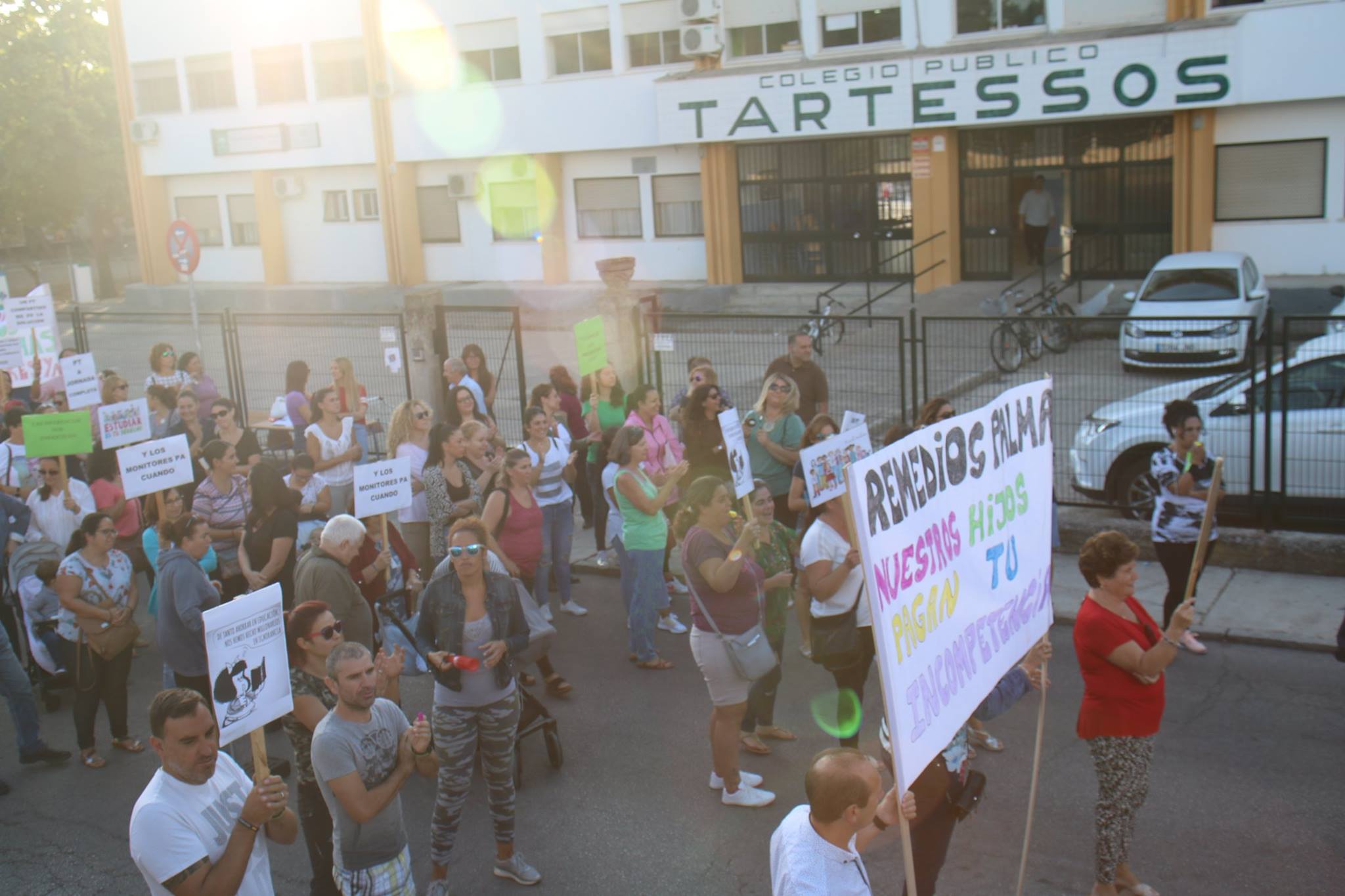Concentración frente a las puertas del CEIP Tartessos. FOTO: GELI SÁNCHEZ. 