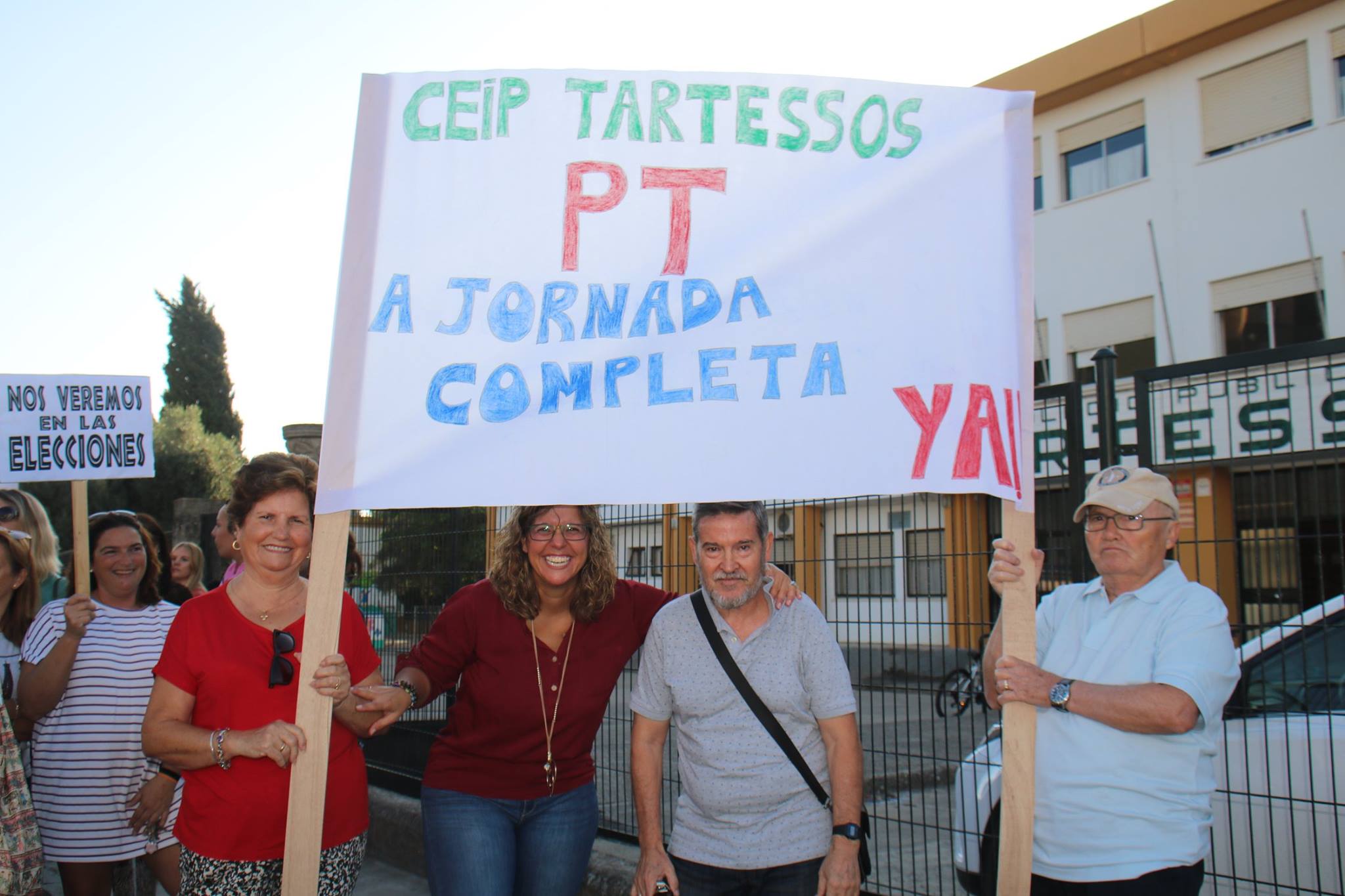 Padres y madres de los alumnos del CEIP Tartessos durante la manifestación. FOTO: GELI SÁNCHEZ. 
