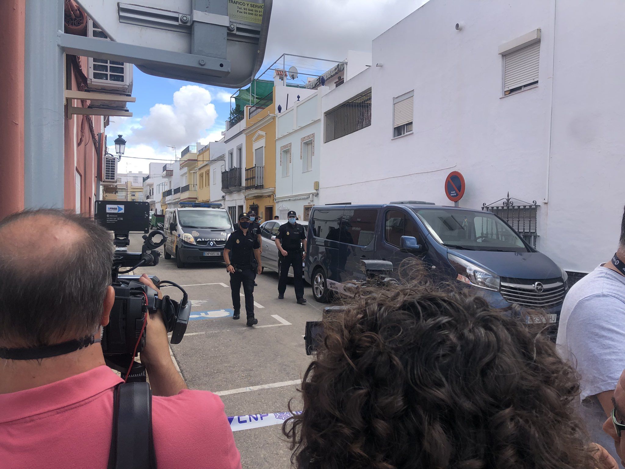 La Policía científica y judicial, antes de entrar en el domicilio familiar de Antonio David.   MARIBEL MORERA