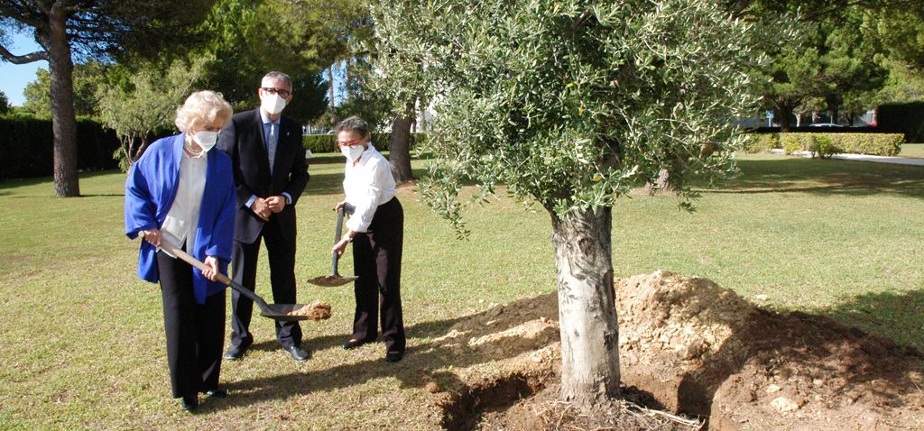 Paco Piniella presenta el espacio medioambiental plantando los dos primeros árboles, en compañía de las doctoras 'Honoris Causa' Soledad Becerril y María Izquierdo