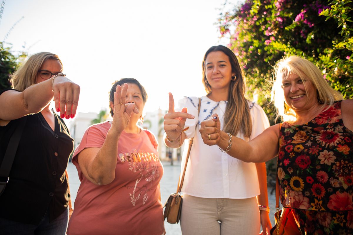 Ana Isabel Casas, creadora de la asociación, junto a las alumnas que aprenden la lengua de signos en Chipiona.