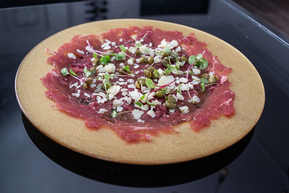 Carpaccio de ternera con alcaparras, parmesano y brotes verdes de Portofino