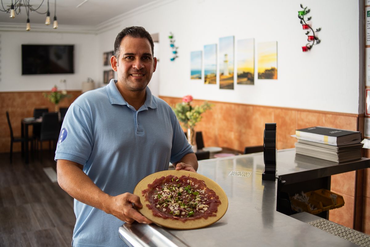 Danilo Santa Cruz, del restaurante Portofino en Puerto Real, muestra un carpaccio de ternera a lavozdelsur.es
