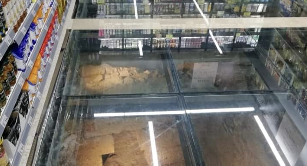 La muralla trimilenaria de Huelva bajo el pasillo de los lácteos