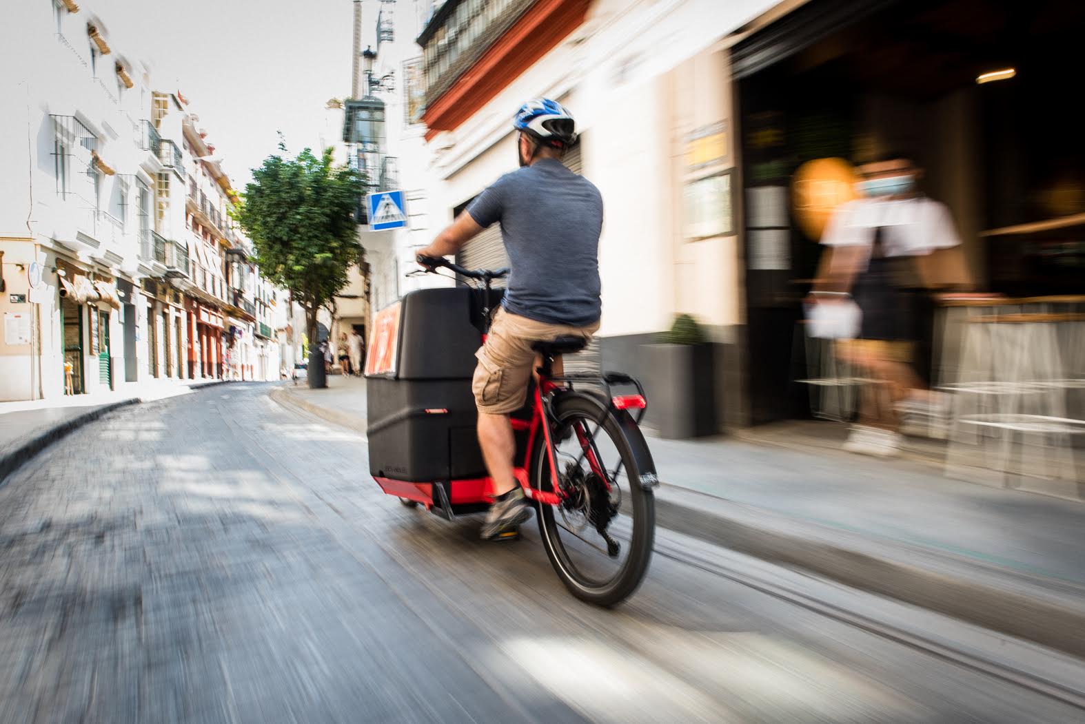 Las bicicletas eléctricas permiten circular sin problemas por la calzada del centro de Sevilla.