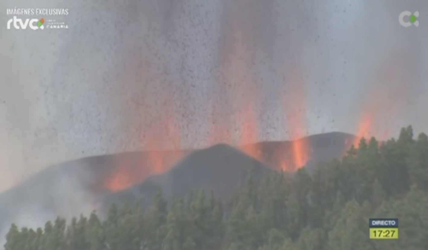 Erupción de un volcán en La Palma, en Canarias, en la tarde de este domingo.