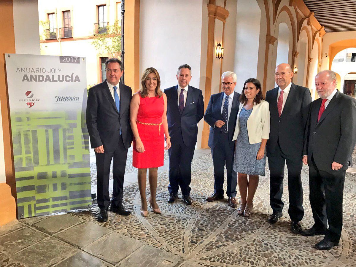 Susana Díaz junto a José Joly (a la derecha de la imagen), en un acto retrospectivo. FOTO: JUNTA DE ANDALUCÍA.