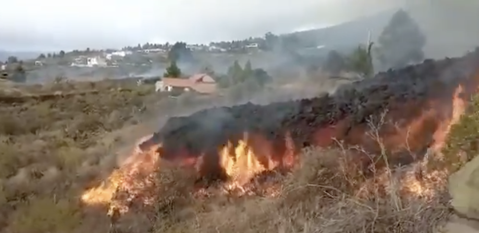 Semáforo rojo volcánico en La Palma mientras el río de lava sigue su avance