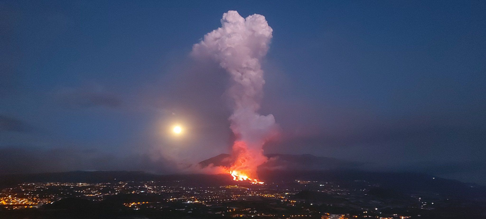 7 claves sobre el volcán de La Palma para extinguir los bulos: "No, los bomberos no pueden apagarlo"