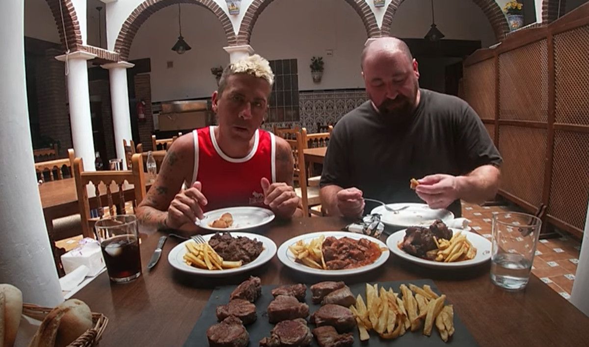 Iván Toro y Javier Quintero durante el reto gastronómico en el restaurante La Marisma de San Fernando. 
