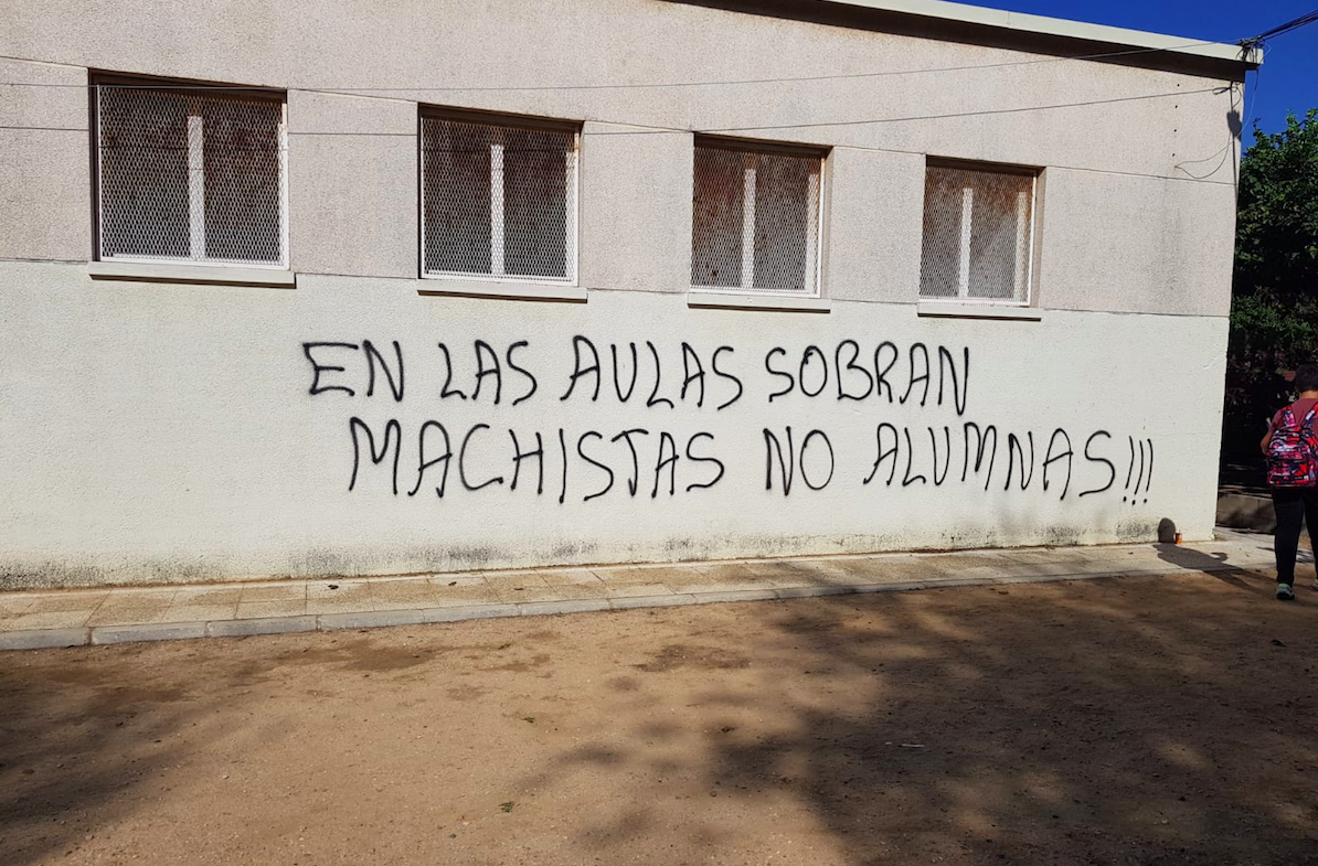 Pintadas en el IES Manuel de Falla de Puerto Real. FOTO: LVDS. 