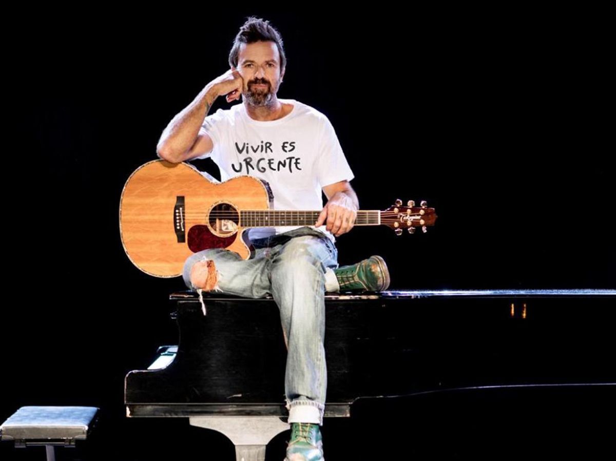 El recordado Pau Donés, con la camiseta de 'Vivir es urgente'.