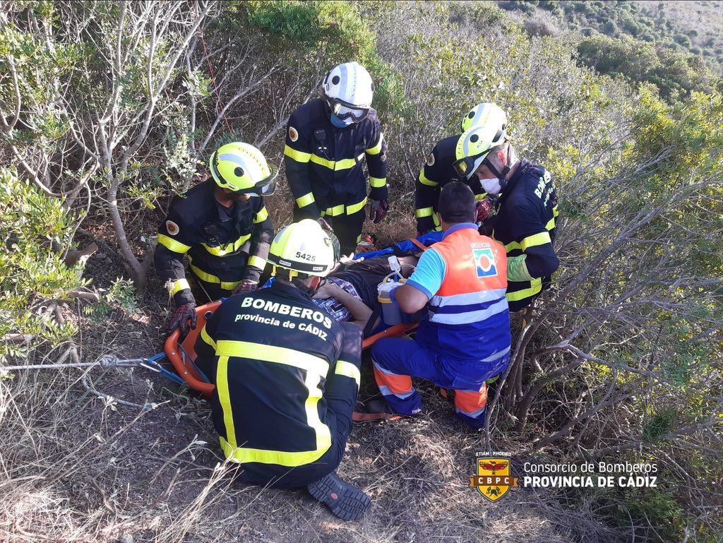 Complejo rescate de un parapentista que sufrió una caída en mitad de una ladera en Vejer
