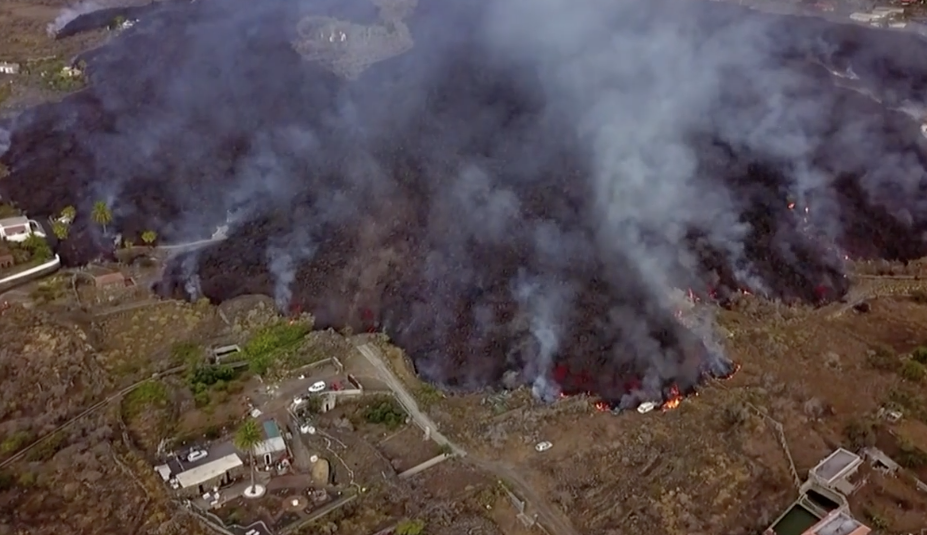 La lava se acerca al mar engullendo un centenar de casas y aumentando el riesgo de gases tóxicos en La Palma.