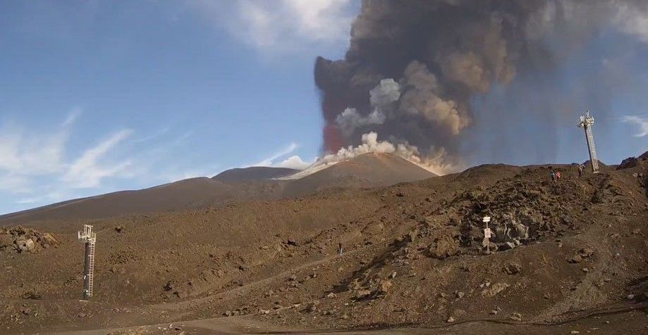 Imágenes tomadas por cámaras web del volcán Etna, que vuelve a erupcionar. 