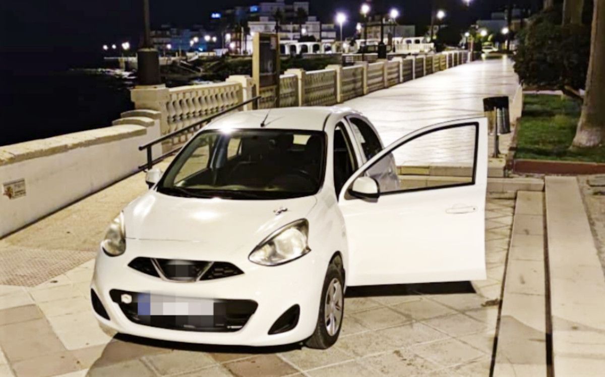 Coche en una zona peatonal de Chiclana.