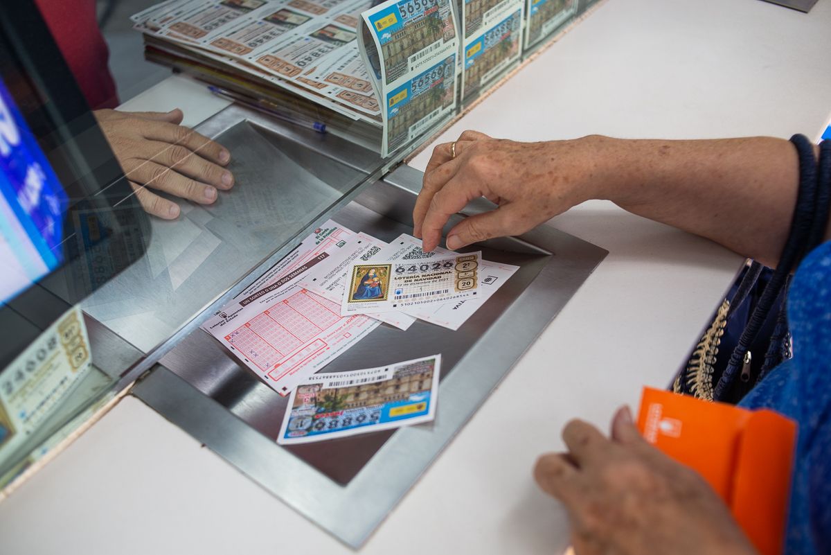 Compra de billetes de Lotería y Bonoloto en un despacho, en una imagen de archivo.